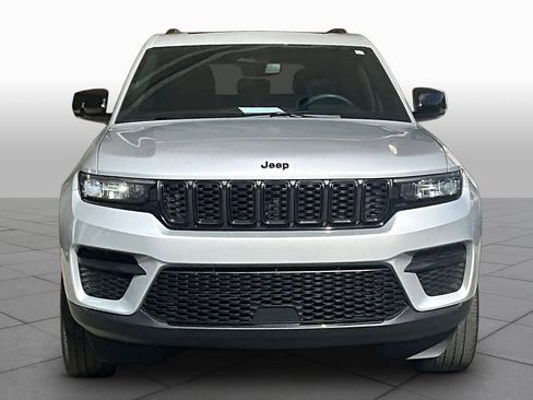Used 2023 Jeep Grand Cherokee Altitude RWD image 4