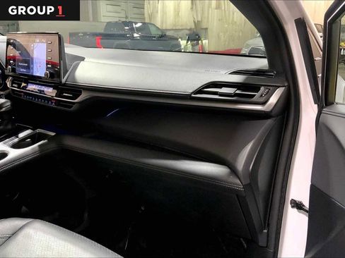 Used 2023 Toyota Sienna XSE image 18
