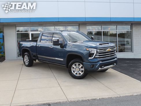 Used 2024 Chevrolet Silverado 2500 High Country w/ Technology Package AWD/4WD image 2