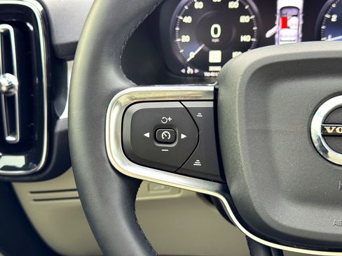 Used 2022 Volvo XC40 T5 Momentum w/ Premium Package image 22