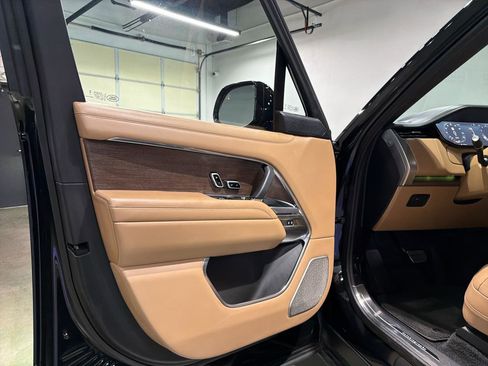 Used 2024 Land Rover Range Rover Long Wheelbase Autobiography image 16