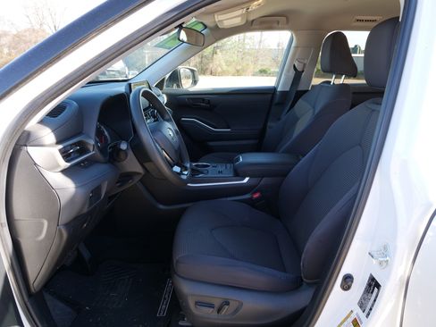 Used 2021 Toyota Highlander L image 17