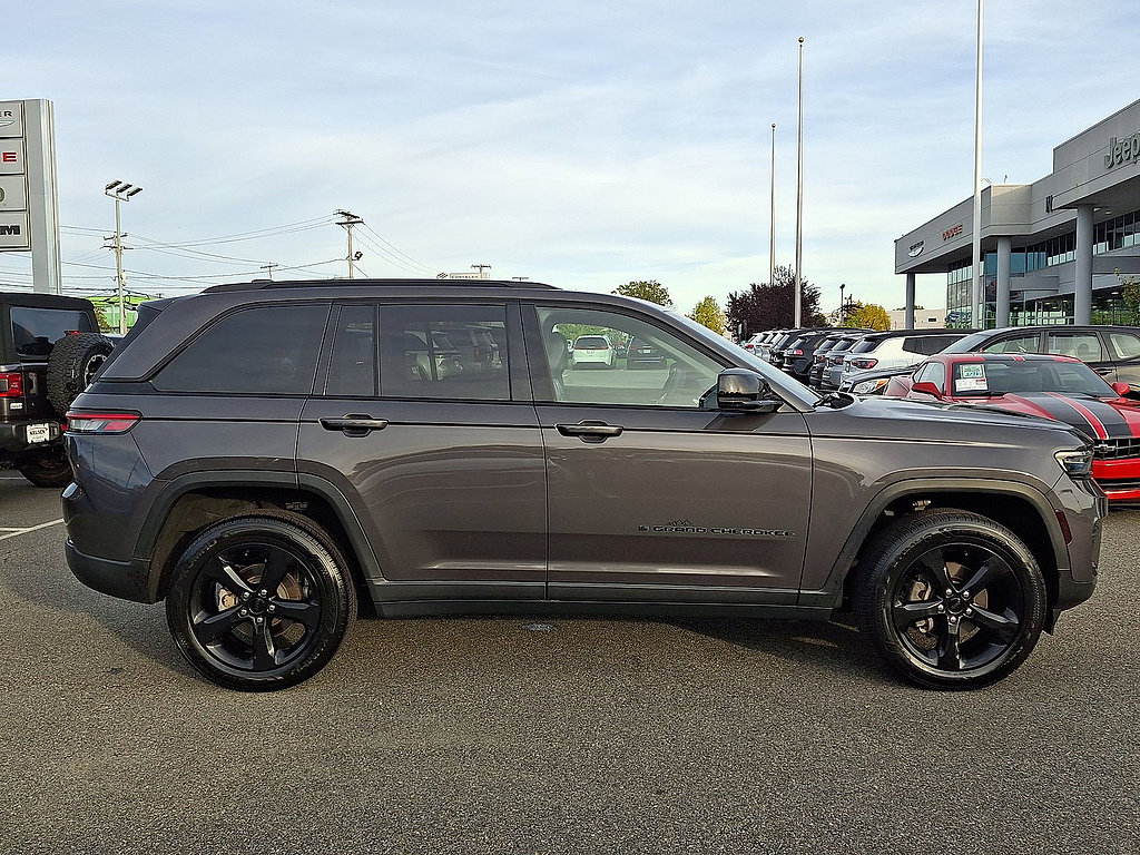 Used 2023 Jeep Grand Cherokee Altitude AWD/4WD image 32