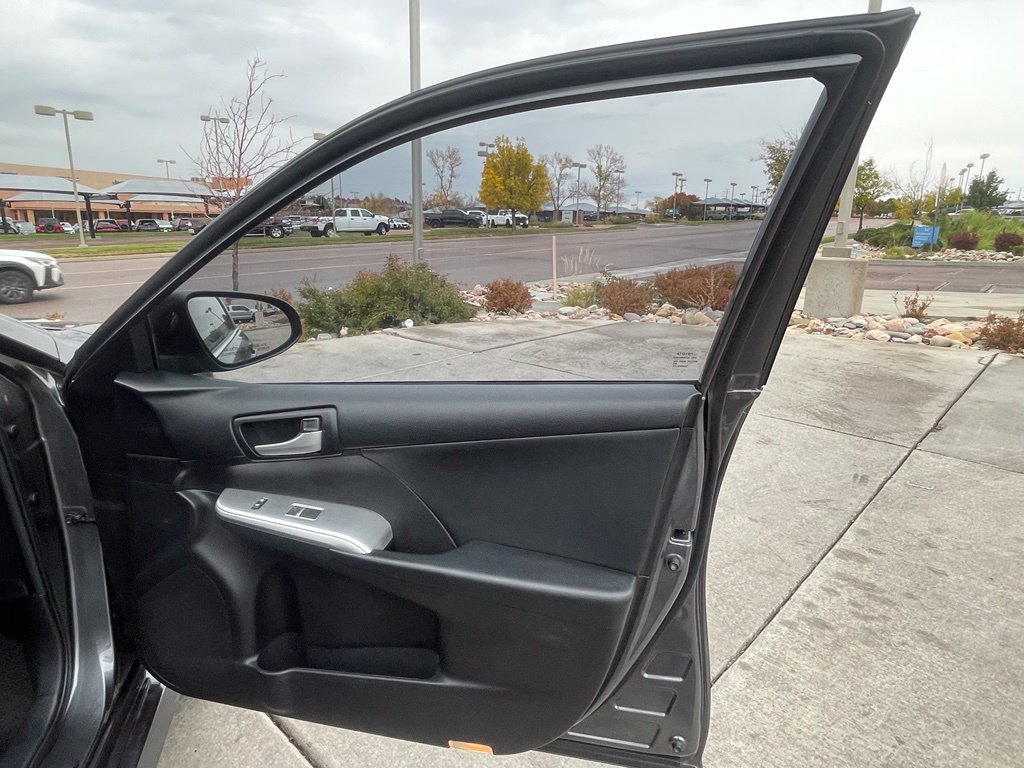 Used 2014 Toyota Camry SE FWD image 30