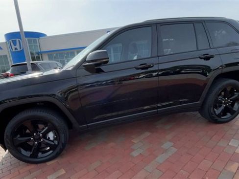 Used 2023 Jeep Grand Cherokee Limited w/ Luxury Tech Group II image 6