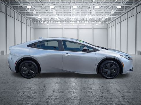 Used 2025 Toyota Prius LE FWD image 6
