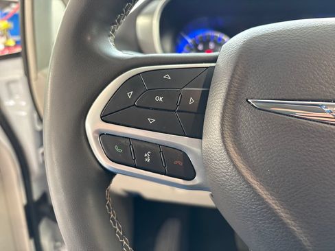 Used 2024 Chrysler Pacifica Touring-L FWD image 37