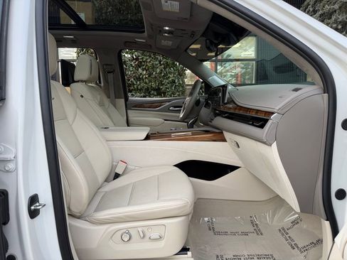 Used 2024 Cadillac Escalade ESV Premium Luxury Platinum image 35