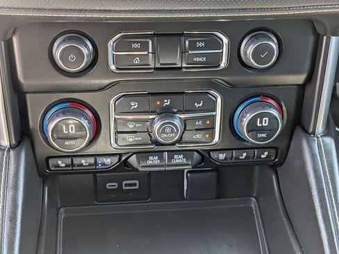 Used 2023 Chevrolet Suburban Premier image 21