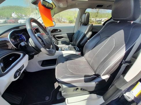 Used 2023 Chrysler Pacifica Limited FWD image 38