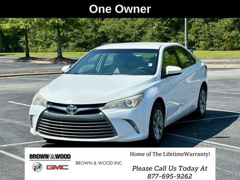 Used 2017 Toyota Camry LE FWD image 1