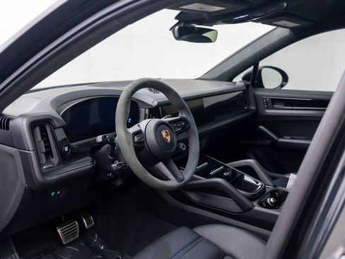 Certified 2025 Porsche Cayenne GTS AWD/4WD image 4