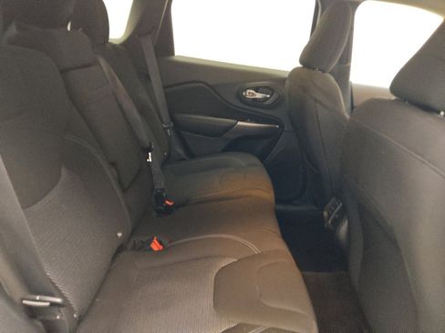 Used 2019 Jeep Cherokee Latitude w/ Popular Appearance Group FWD image 19