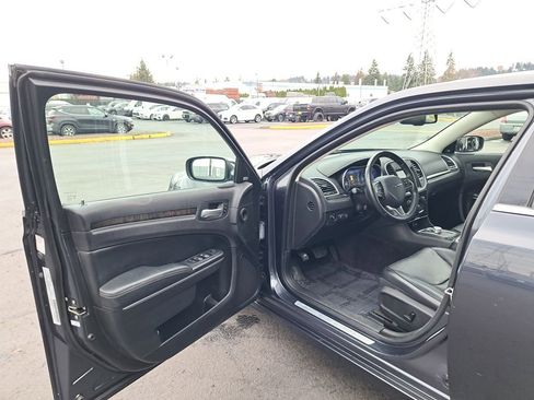 Used 2016 Chrysler 300 C image 28