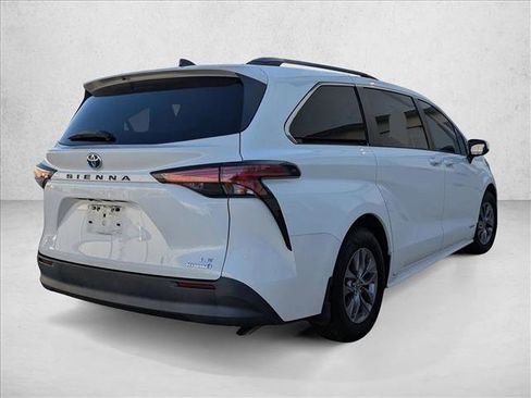 Certified 2021 Toyota Sienna LE image 5