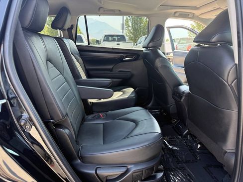 Used 2022 Toyota Highlander XLE AWD/4WD image 22