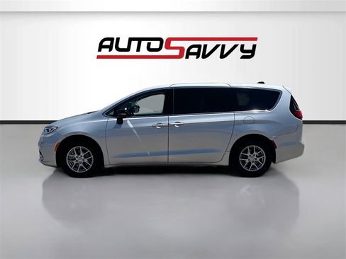 Used 2024 Chrysler Pacifica Touring-L image 4