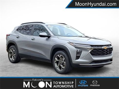 Used 2025 Chevrolet Trax LT w/ Driver Confidence Package image 1