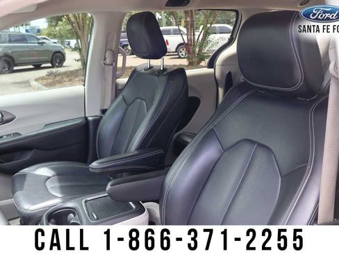 Used 2023 Chrysler Pacifica Touring-L FWD image 15
