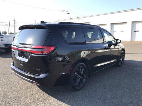 Used 2025 Chrysler Pacifica Limited FWD image 5