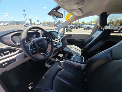 Used 2023 Chrysler Pacifica Touring-L FWD image 20
