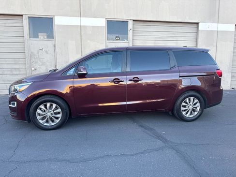 Used 2020 Kia Sedona LX image 2