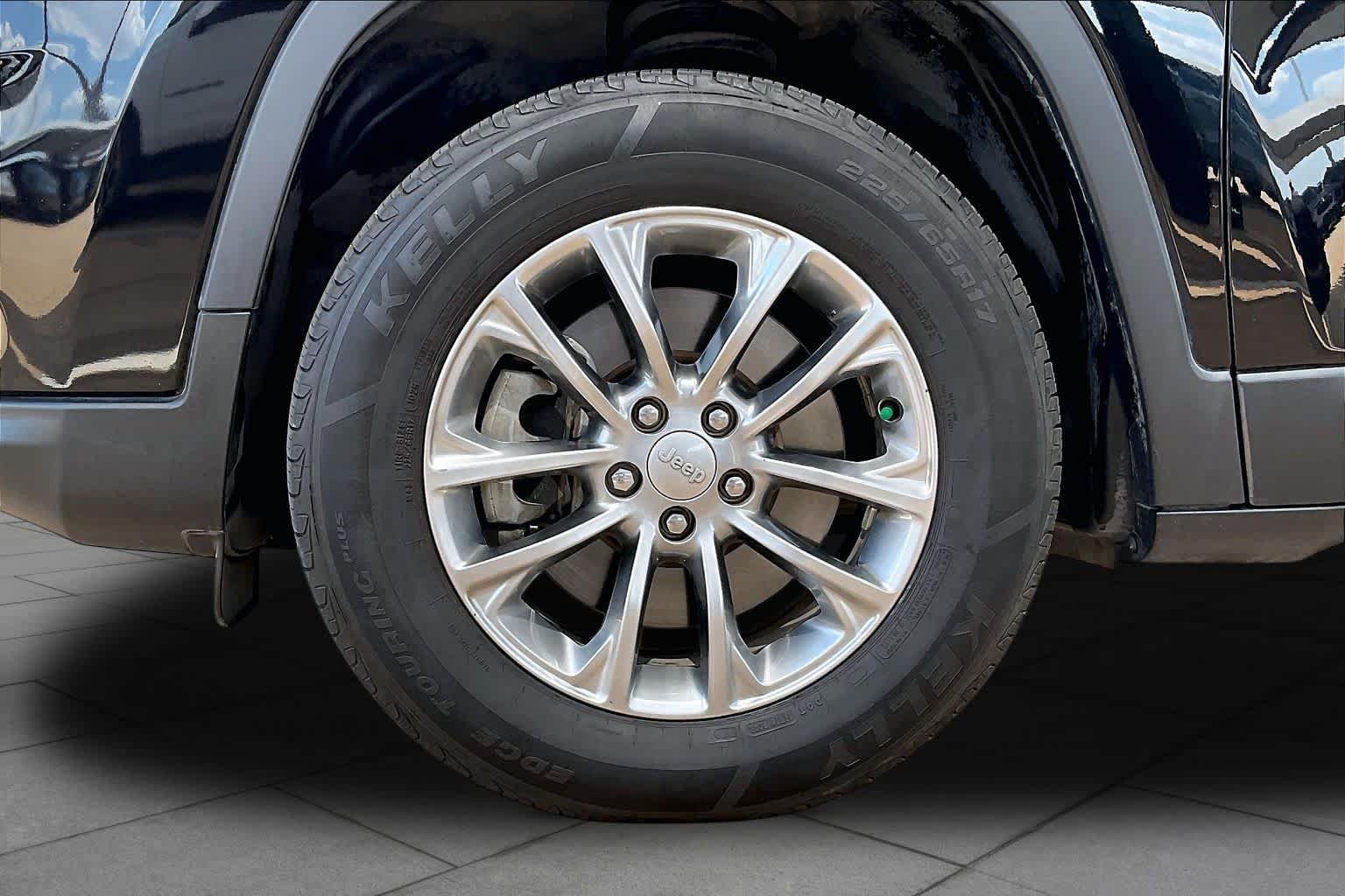 Used 2021 Jeep Cherokee Latitude Lux w/ Comfort/Convenience Group AWD/4WD image 12