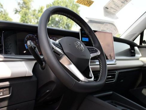 New 2025 Volkswagen Tiguan SE image 11