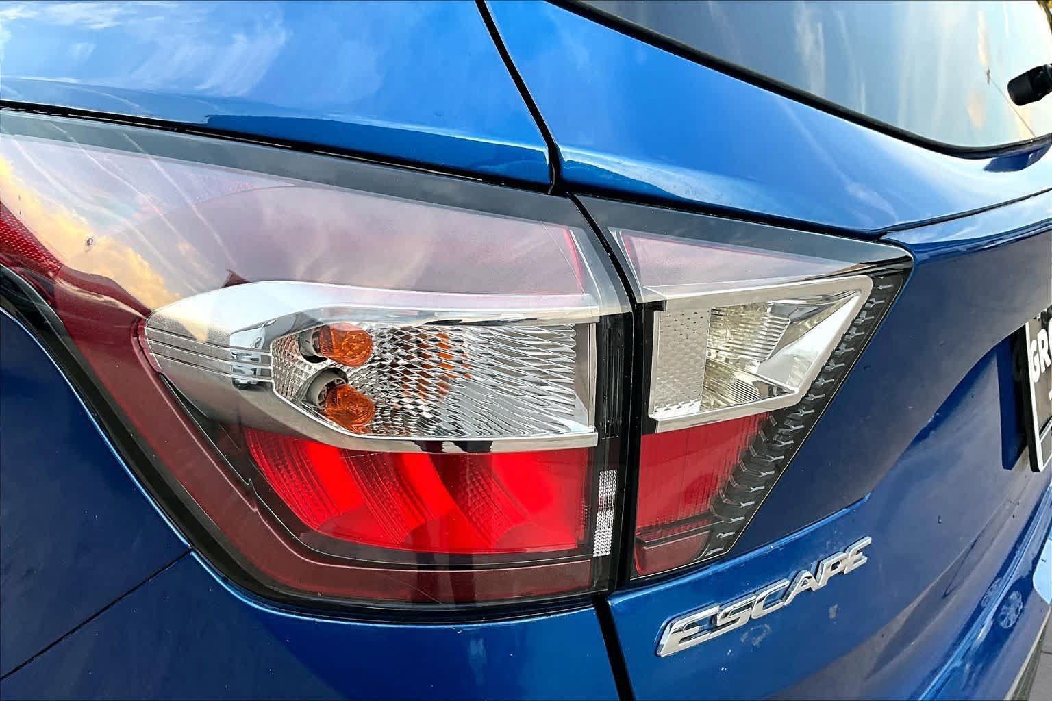 Used 2018 Ford Escape SE w/ SE Sport Appearance Package AWD/4WD image 27