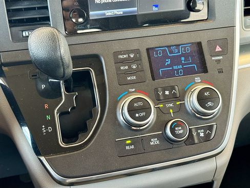 Used 2015 Toyota Sienna LE AWD/4WD image 12