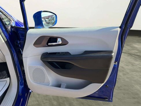 Used 2019 Chrysler Pacifica Touring Plus w/ Tire & Wheel Group image 20