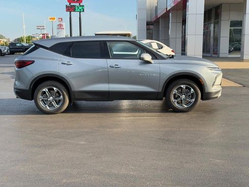 Used 2025 Chevrolet Blazer LT image 2
