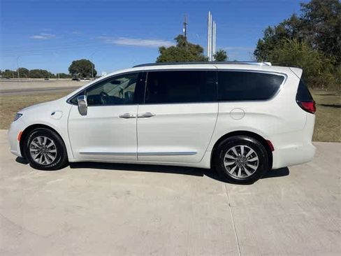 Used 2021 Chrysler Pacifica Limited w/ Uconnect Theater Family Group image 4