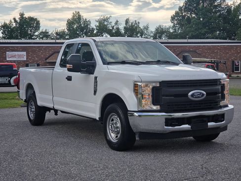 Used 2018 Ford F250 XL w/ Power Equipment Group RWD image 4
