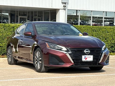 Used 2023 Nissan Altima 2.5 SV w/ SV Premium Package image 2