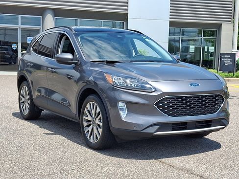 Certified 2022 Ford Escape Titanium AWD/4WD image 2