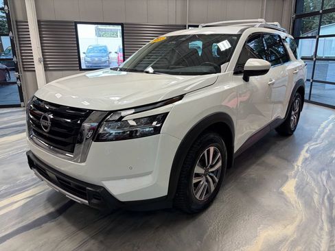 Used 2023 Nissan Pathfinder SL AWD/4WD image 3