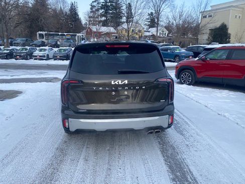 Used 2023 Kia Telluride EX w/ EX Captain's Chair Package image 5