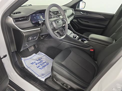 Used 2025 Jeep Grand Cherokee L Laredo image 11