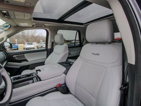 Used 2025 Ford Expedition Platinum w/ Driver's Package image 17