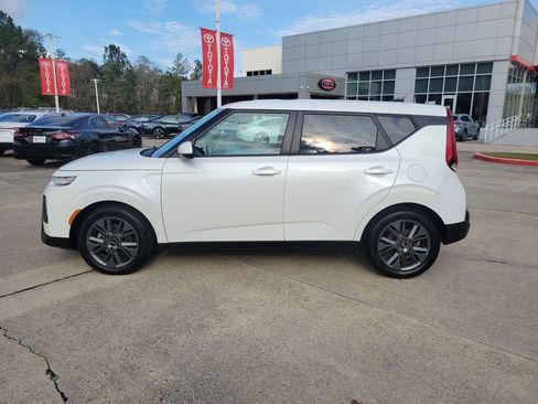 Used 2021 Kia Soul S image 2