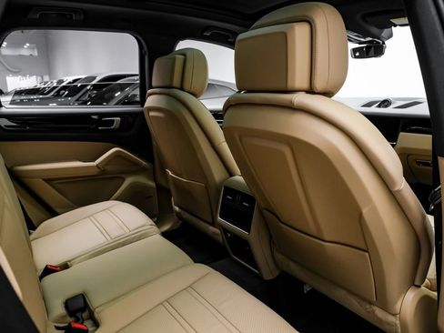 Used 2023 Porsche Cayenne Platinum Edition AWD/4WD image 41