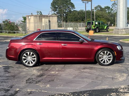 Used 2020 Chrysler 300 Limited RWD image 12