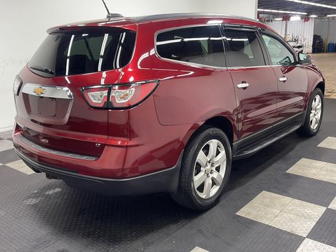 Used 2017 Chevrolet Traverse LT w/ Style and Technology Package FWD image 4