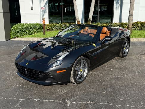 Used 2015 Ferrari California T image 12