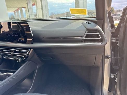 Used 2025 Chevrolet Traverse LT image 37