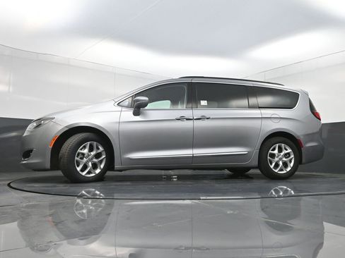 Used 2017 Chrysler Pacifica Touring-L w/ Tire & Wheel Group image 28