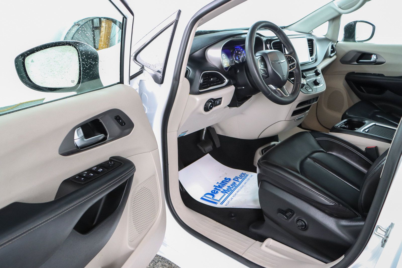 Used 2023 Chrysler Pacifica Touring-L FWD image 3