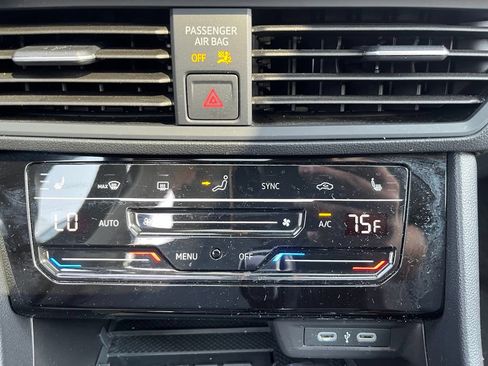 Used 2025 Volkswagen Jetta SE FWD image 16