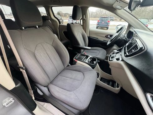 Used 2018 Chrysler Pacifica Touring Plus FWD image 14